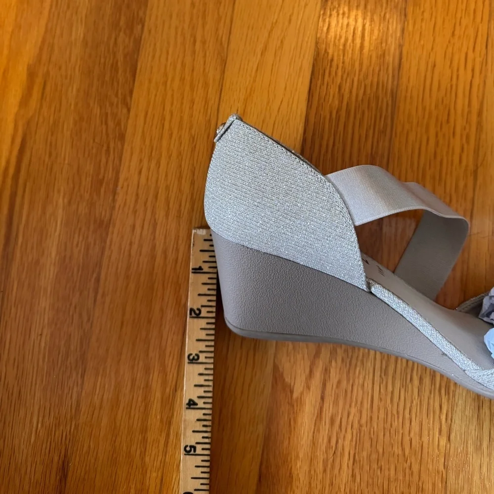 Anne Klein Aktara2 Shimmering Platinum Wedges - sz 9.5m - New in Box